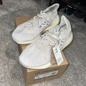 BNWT yeezy knit sneakers